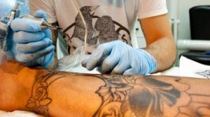 1564273528 ilustrasi pembuatan tato lengan 20150601 133914