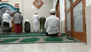 1564403834 Lelaki Shalat Masjid 